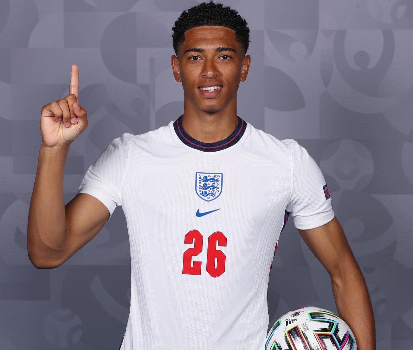 意天空预测米兰战拉齐奥首发：恩昆库搭档莱奥，莫德里奇出战（意天空：米兰对阵拉齐奥预计首发，恩昆库联手莱奥，莫德里奇将登场）