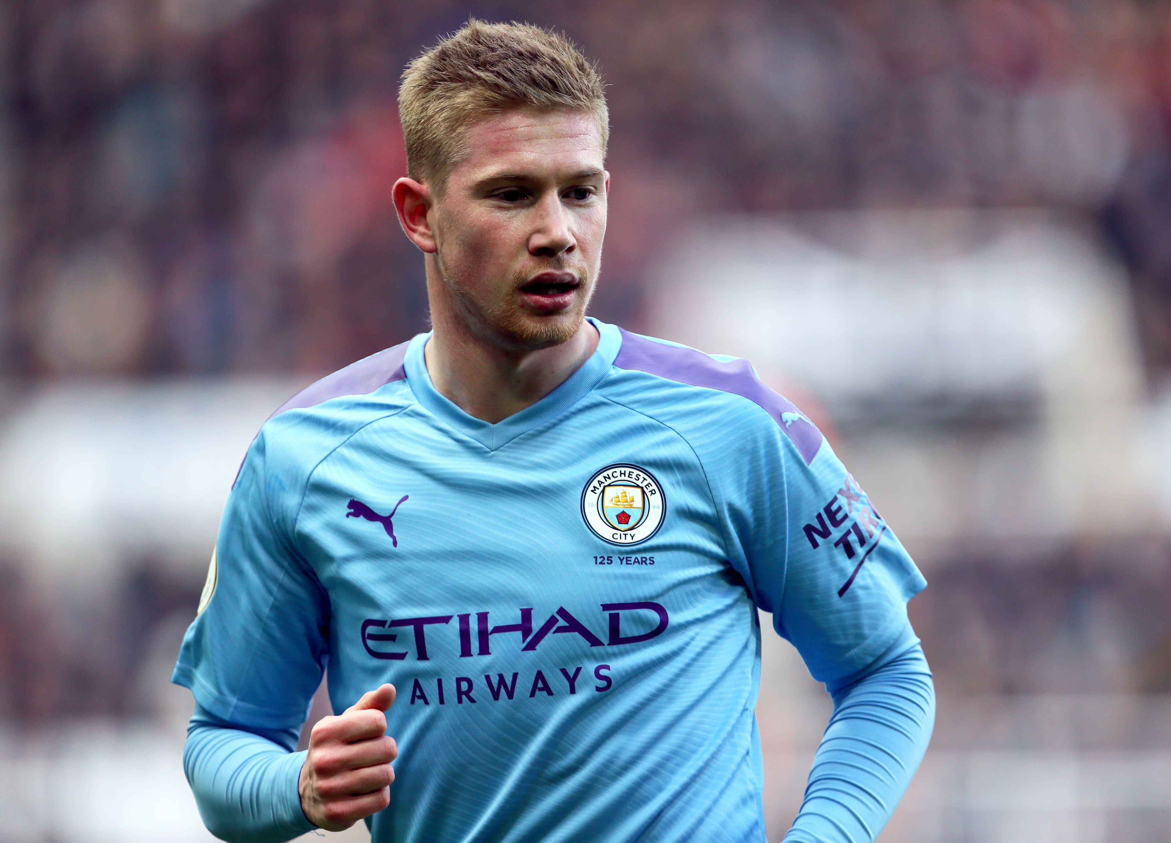 曼城瞄准并夺取英超领头羊位置（曼城冲击英超榜首并强势登顶）