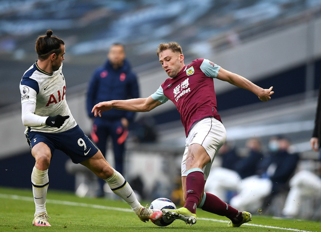 记者：邵佳一探班U22国足训练，与主帅安东尼奥相谈甚欢（媒体人称邵佳一到访U22国足训练场，与主帅安东尼奥愉快交流）