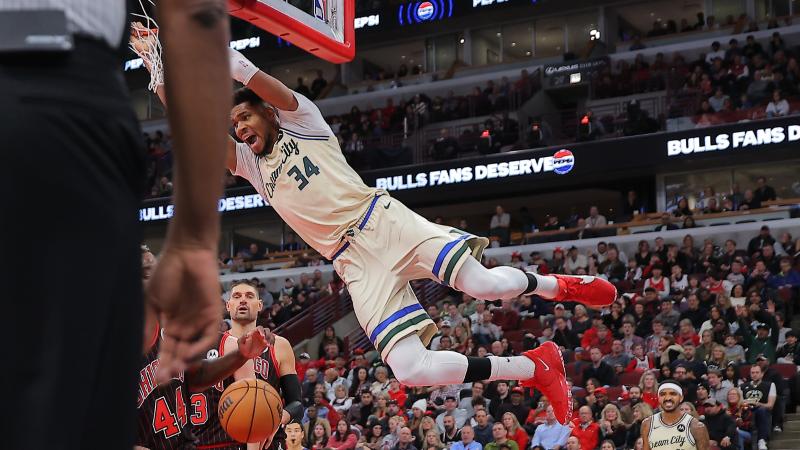 手感火热！拉文三节三分10中8爆砍37分5篮板（拉文火力全开：三节三分10投8中，砍下37分5篮板）