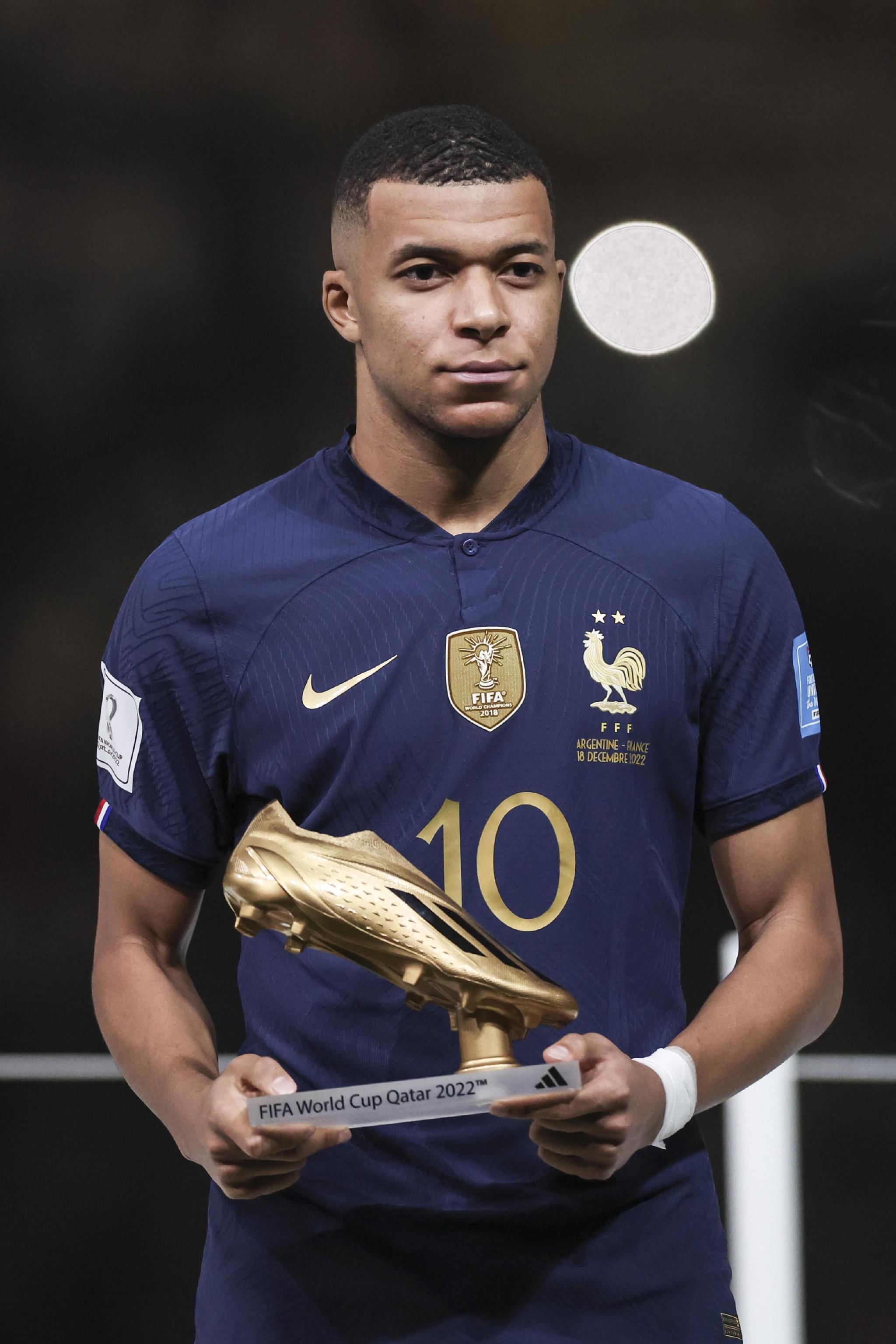 法兰克福vs沃尔夫斯堡：格策、堂安律首发，埃里克森、马耶尔出战（法兰克福对决沃尔夫斯堡：格策、堂安律先发，埃里克森、马耶尔披挂出战）