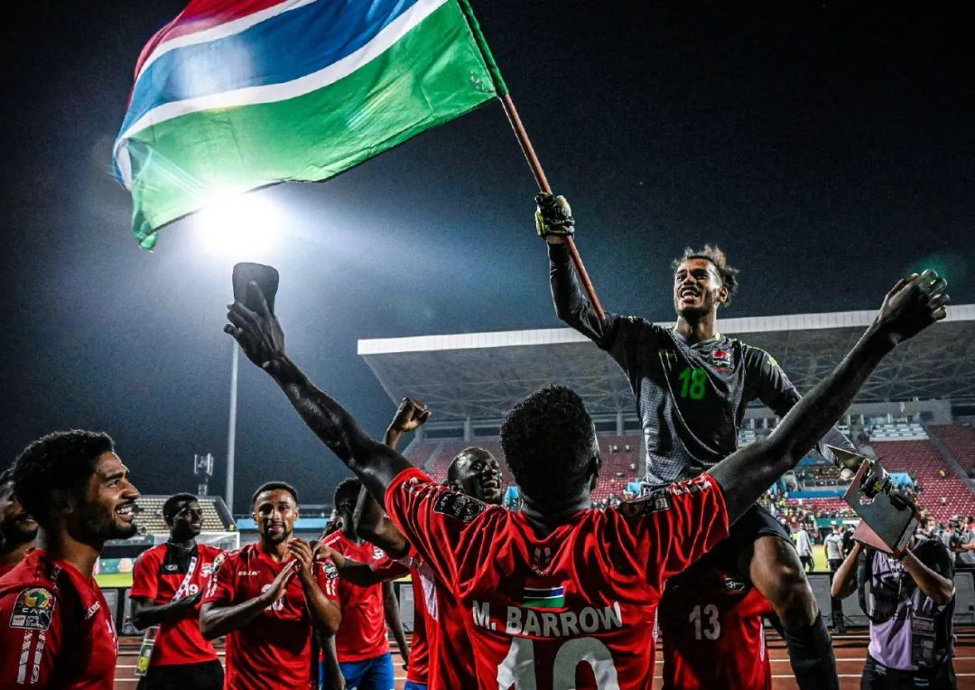 如何评价？CBA杯多人因地板贴纸滑倒引争议：希望引起重视（CBA杯地板贴纸致多名球员滑倒引发争议：亟待重视）