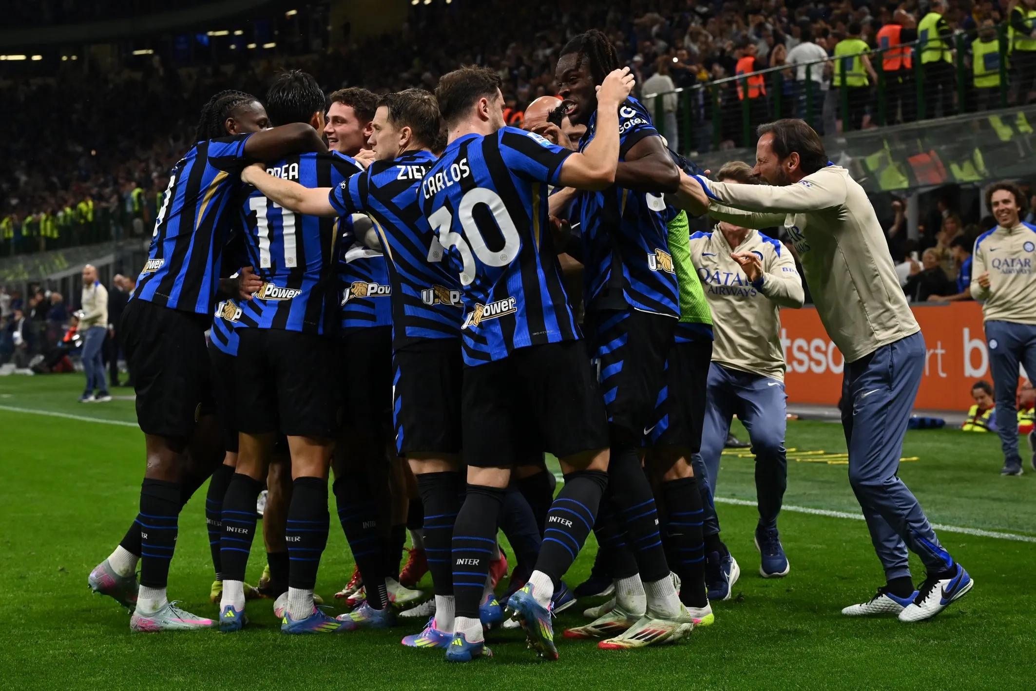 调皮二娃上线，穆勒庆祝夺冠时和25号队友高尔德顶牛假装受伤（穆勒夺冠庆祝又整活，与25号队友高尔德顶头后夸张装伤）