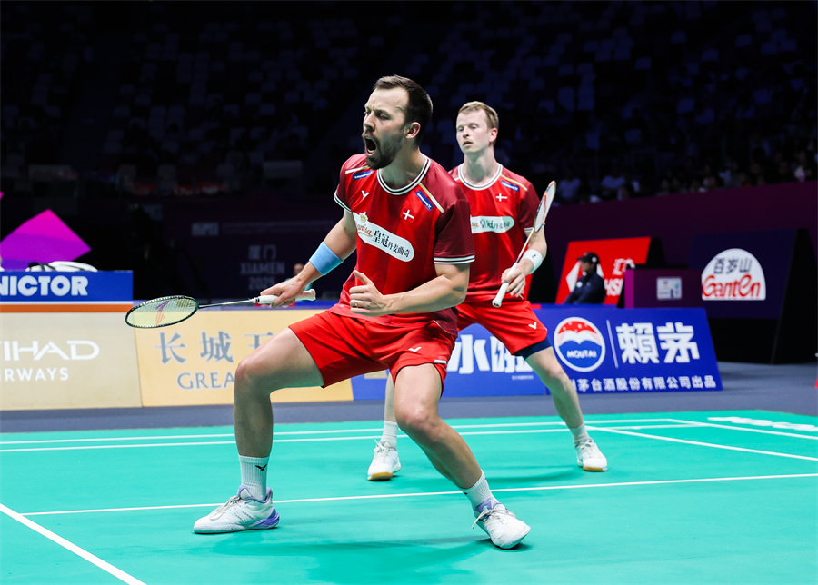 通过顽强的 通过顽强的